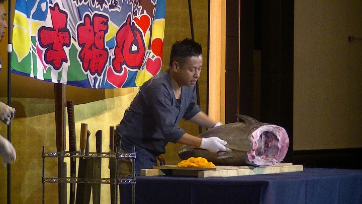 マグロの解体ショー